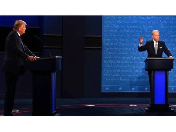 Presiden Amerika Syarikat (AS), Donald Trump (kiri) menyertai perdebatan dengan calon Presiden AS, Joe Biden di Universiti Case Western Reserve di Cleveland, Ohio semalam. - AFP