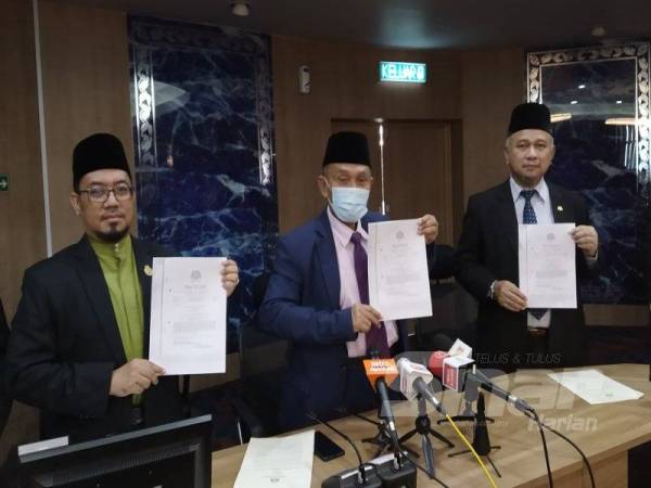 Tosrin (tengah) bersama Yahaya (kiri) dan Md Rofiki menunjukkan warta fahaman Hizbur Tahrir yang bercanggah dengan pegangan Ahli Sunnah Wal Jamaah oleh Jawatankuasa Fatwa Negeri Johor di Pusat Islam Iskandar Johor Bahru hari ini.