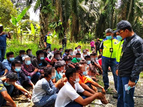 Khairul (tengah) ketika meninjau pemeriksaan oleh anggota terlibat dalam operasi di sebuah kilang di Raub hari ini.