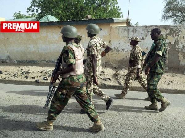 Gambar fail menunjukkan askar-askar Nigeria mengawal negeri Yobe yang menjadi sasaran serangan kumpulan Boko Haram. - Foto AFP