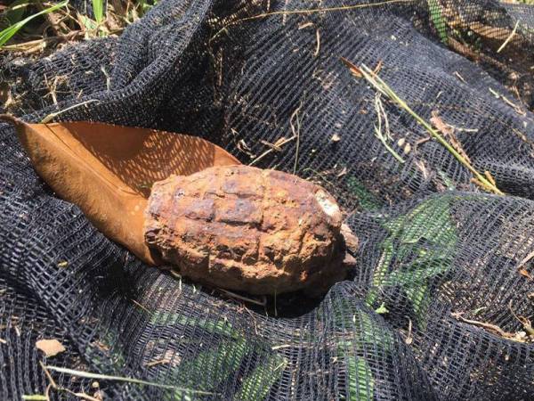 Bom tangan lama jenis hand grenade fuzes yang ditemui di kawasan dusun buah-buahan dan sayuran di Jalan Kampung Seibu, Kampung Sungai Itek, Gopeng hari ini.