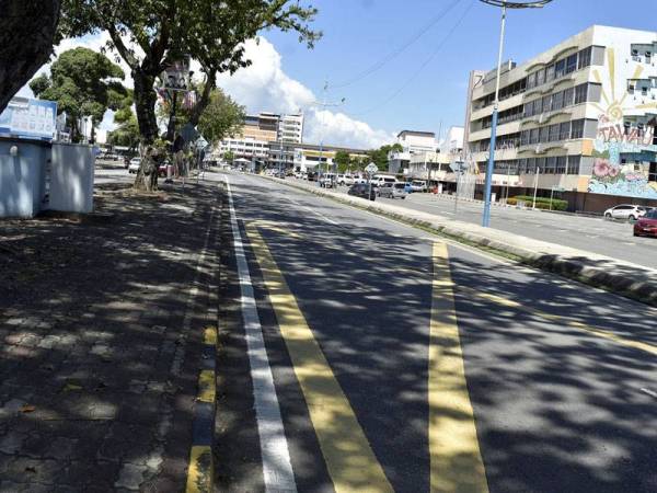 Bandar Tawau kelihatan lengang susulan pelaksanaan PKPDB yang memasuki hari kedua hari ini dengan bilangan kenderaan di jalan raya jauh berbeza berbanding hari-hari biasa.