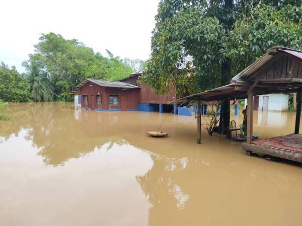 Banjir kilat yang berlaku disebabkan limpahan air Sungai Linggi, Negeri Sembilan pagi tadi. 