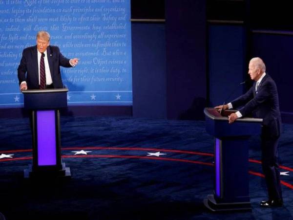 Donald Trump (kiri) dan pencabarnya, Joe Biden daripada parti Demokrat menyertai pusingan pertama perdebatan Presiden AS di Cleveland, Ohio pada malam Selasa lalu. - Foto AFP