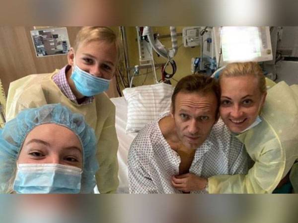 Navalny berkongsi gambar beliau di akaun Instagram miliknya ketika dirawat di sebuah hospital di Jerman. - Foto Agensi