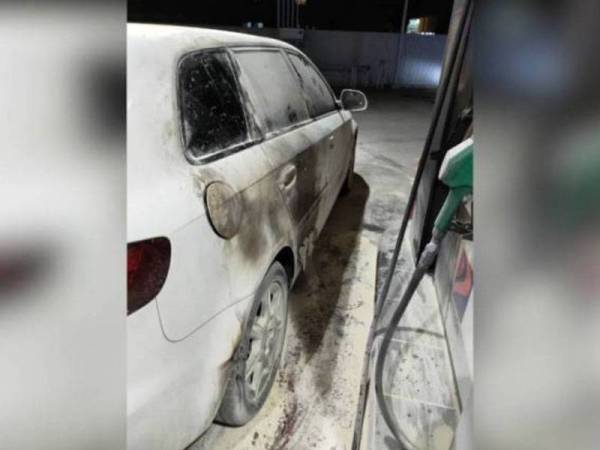 Keadaan kereta mangsa yang terbakar dalam kejadian di stesen minyak berhampiran Jalan Besar Seri Kembangan, baru-baru ini.