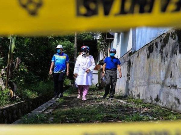 Penghuni di sebuah pangsapuri tiga tingkat di Persiaran Syed Putra di sini, berdepan detik cemas apabila tebing tanah berhampiran kediaman mereka runtuh akibat hujan lebat, malam tadi. - Gambar hiasan