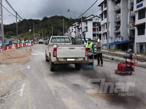 Pegawai JAS melakukan pemeriksaan pelepasan asap ke atas kenderaan dalam operasi bersepadu di Berinchang, Cameron Highlands, semalam.