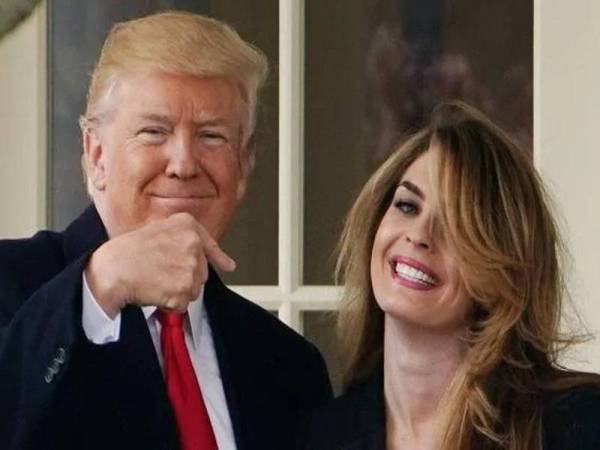 Donald Trump (kiri) bersama pembantunya, Hope Hicks yang diuji positif Covid-19. - Foto AFP