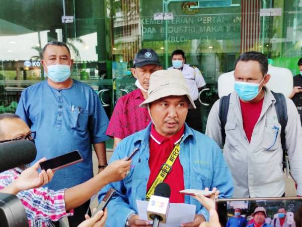 Abdul Rashid (tengah) bercakap kepada pemberita di pekarangan Kementerian Pertanian dan Industri Makanan, Putrajaya hari ini.