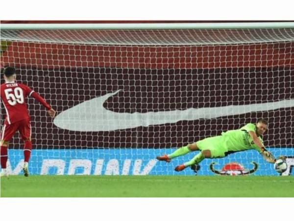 Leno merebahkan badan bagi menyelamatkan sepakan penalti Wilson pada aksi 16 pasukan terbaik, awal pagi semalam. - Foto Gettyimages