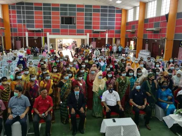 Saravanan (duduk, empat dari kanan) bersama jemputan dan peserta program pada Majlis Perasmian Penutupan Program HRDF B40 Kursus Asas Jahitan Pengenalan dan Kursus Penggunaan Mesin Jahit Tepi di Dewan Merdeka Tapah di sini hari ini.