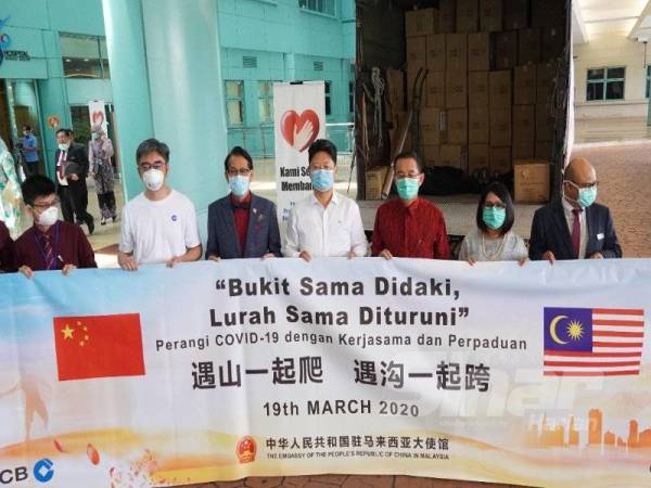 Bai Tian (tengah) yang mewakili Kedutaan Besar China menghulurkan sumbangan pelitup muka di Hospital Sungai Buloh, Selangor pada Mac lalu.