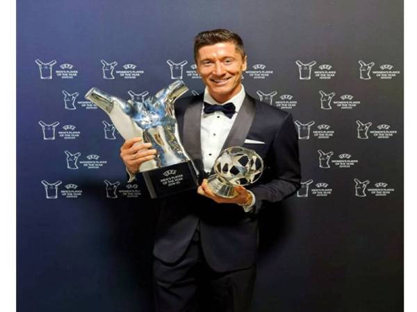 Robert Lewandowski merangkul anugerah Pemain Lelaki Terbaik Tahunan UEFA.