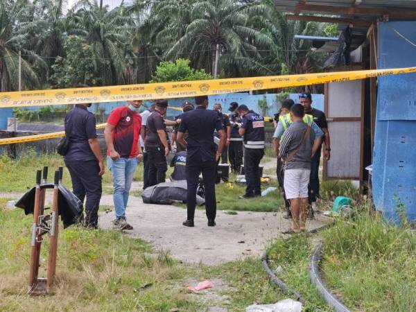 Polis menjalankan siasatan di lokasi penemuan mayat mangsa di Kampung Acheh, Sitiawan pagi tadi. Foto: Ihsan Pembaca