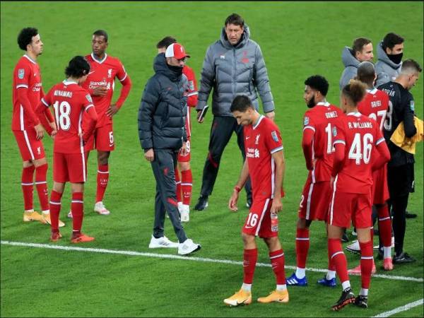 Klopp (tengah) menemui para pemainnya yang nyata kecewa selepas tewas kepada Arsenal pada pusingan keempat Piala Liga di Anfield awal pagi tadi.
