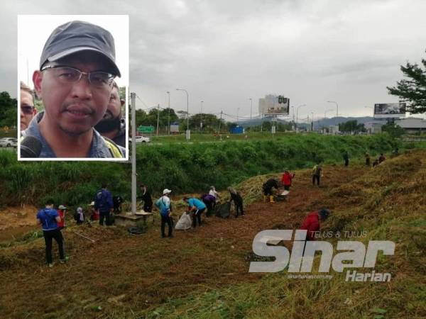 Peserta gotong-royong membersihkan tebing sungai untuk pembinaan denai sepanjang 1.3 kilometer di Sungai Gong, Rawang semalam. (Gambar kecil: Zaini Ujang)