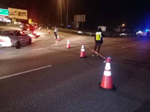 Lencongan ke jalan utama oleh pihak petugas Lebuhraya Kuala Lumpur-Karak.