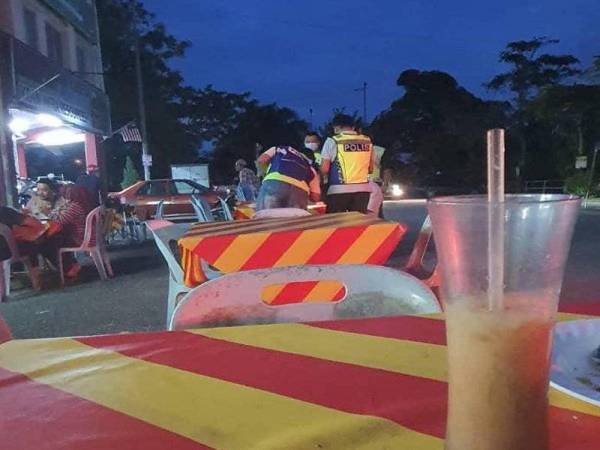 Polis menahan seorang lelaki berusia 52 tahun yang memakai gelang pink ketika makan di sebuah restoran di Bandar Tasik Puteri Rawang semalam.