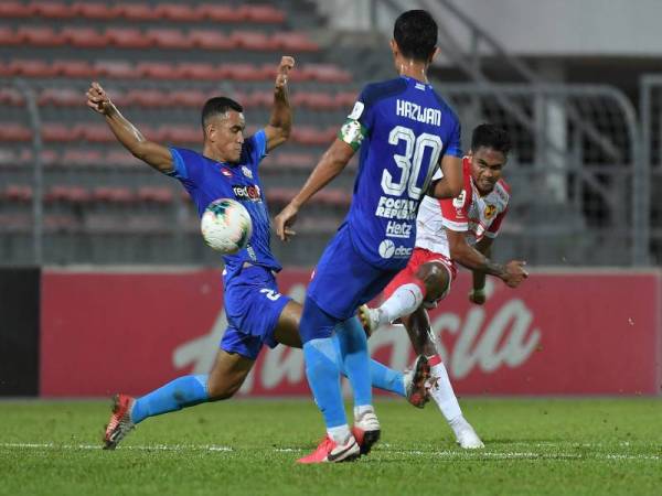 Sean Eugene Selvaraj (kanan) membuat rembatan ke arah gawang PDRM yang menghasilkan gol kedua pada aksi perlawanan CIMB Liga Super Malaysia 2020 di Stadium Bola Sepak Kuala Lumpur malam ini. - Foto Bernama