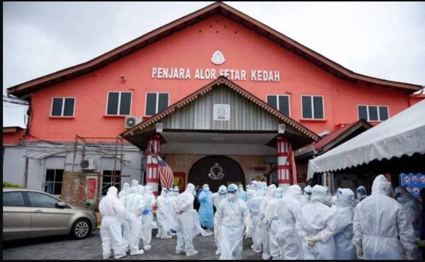 Penghuni Penjara Alor Setar yang positif koronavirus (Covid-19) terpaksa menerima rawatan rapi di Hospital Sultanah Bahiyah (HSB) selepas keadaan mereka dipercayai agak serius. Foto: Facebook Ketua Pengarah KKM