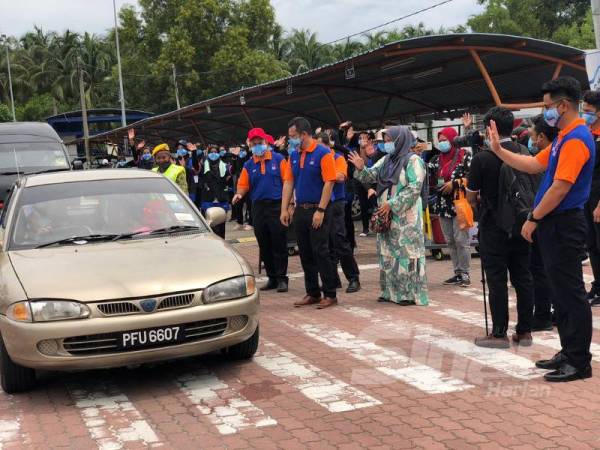 Naib Canselor Universiti Malaysia Kelantan (UMK), Datuk Profesor Dr Noor Azizi Ismail (tengah) menyambut ketibaan ibu bapa dan pelajar baharu yang berdaftar secara pandu lalu di UMK Kampus Kota di Pengkalan Chepa, Kota Bharu hari ini.