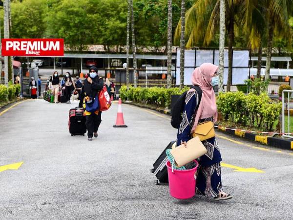 Keputusan menangguhkan proses pendaftaran pelajar institusi pengajian tinggi awam (IPTA) yang dibuat pada saat-saat akhir menyebabkan ramai pelajar, ibu bapa dan keluarga mereka menghadapi kesulitan. Gambar hiasan .