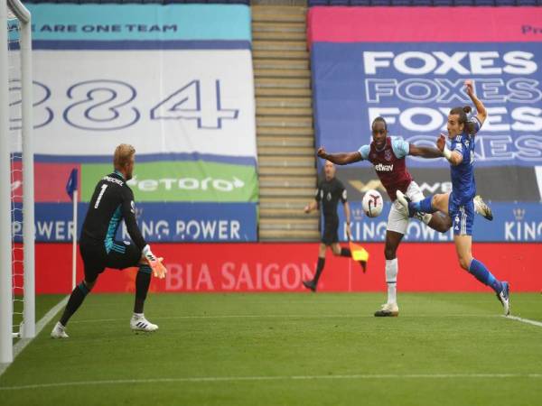 Aksi Antonio (tengah) ketika melakukan percubaan ke arah penjaga gol, Leicester City, Kasper Schmeichel (kiri) pada aksi di Stadium King Power.