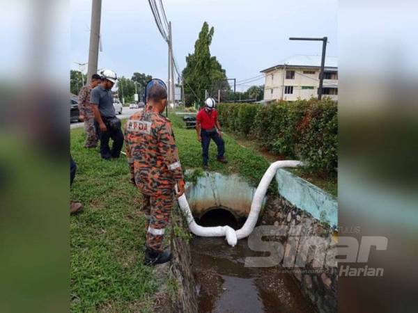 Tumpahan minyak turut dikesan di longkang sekitar SK Kampung Gelam, Port Dickson semalam.