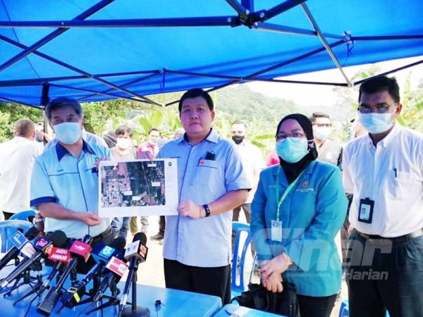 Loy Sian (dua dari kiri) menunjukkan peta melibatkan lokasi siasatan pencemaran bau di Sungai Semenyih dan Sungai Langat.