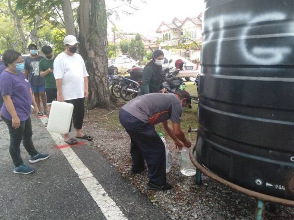 Orang ramai beratur bagi menunggu giliran untuk mendapatkan bekalan air.