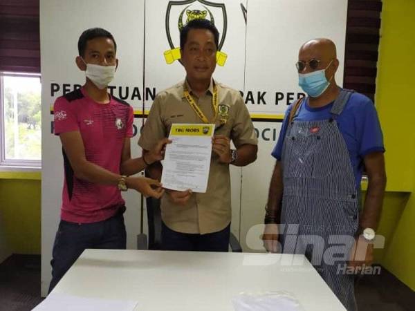 Timbalan Presiden TBG Mobs, Noor Azli Salleh (kiri) menyerahkan memorandum berhubung nama Perak FC kepada Timbalan Presiden PAFA, Datuk Adly Shah Ahmad Tah di pejabat PAFA, Ipoh hari ini.