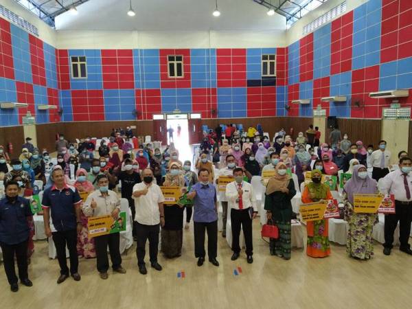 Osman (tengah) pada Majlis Penyampaian Sumbangan Asnaf, Awal Persekolahan dan Food Bank Yayasan Harapan Pontian di Benut semalam.