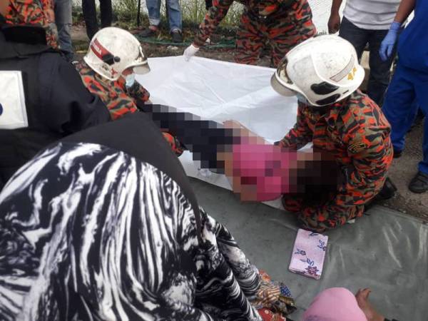 Mangsa dua kanak-kanak meninggal dunia akibat lemas di kolam tadahan air hujan di Taman Sutera, Kajang, petang tadi. - Foto Bomba