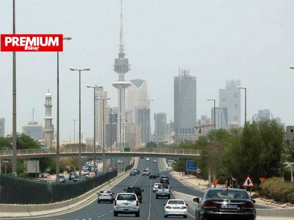 Kuwait kini berdepan masalah harga minyak yang jatuh sejak dari pertengahan tahun 2014 sehingga mengakibatkan bajet negaranya mengalami defisit. - Foto AFP