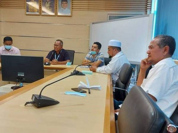 Mohd Sofian (kanan) mendengar intipati pertemuan yang dipengerusikan Andansura di Indera Mahkota, Kuantan pada Jumaat lalu.