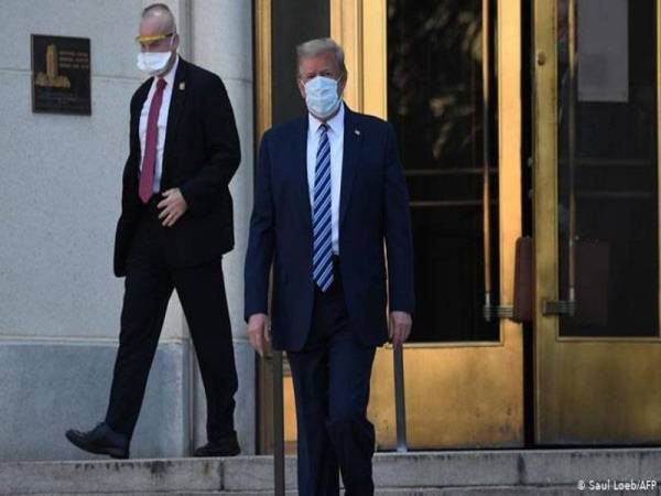 Presiden Amerika Syarikat, Donald Trump (kanan) dibenarkan keluar selepas dijangkiti Covid-19 dari Hospital Tentera Walter Reed dekat Washington semalam. Foto AFP