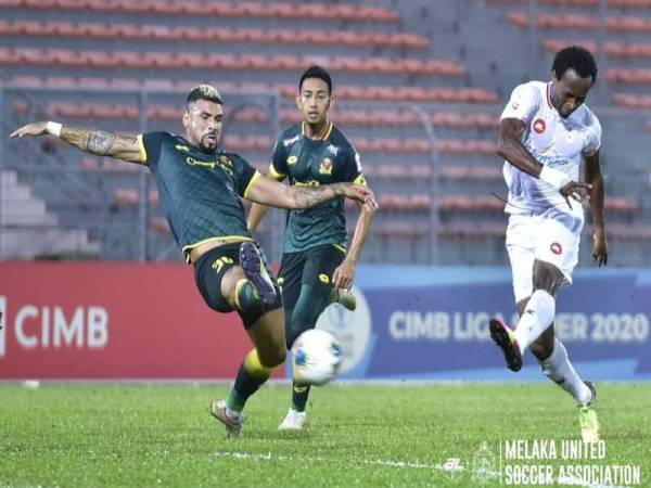  Antara aksi menarik pertemuan Kedah, Melaka United. Foto: Melaka United Football Association 