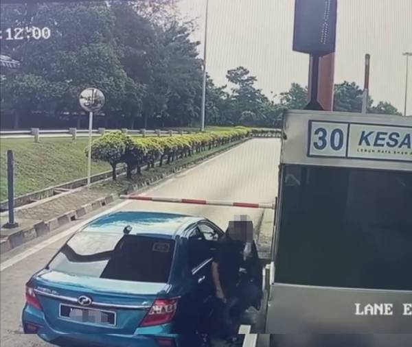 Polis tahan pemandu kereta simbah air kepada jurutol