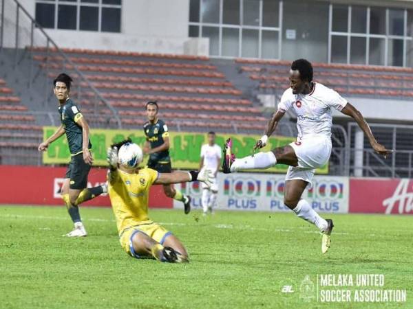 Antara aksi menarik pertemuan Kedah, Melaka United di Cheras. - Foto FB Melaka United Football Association