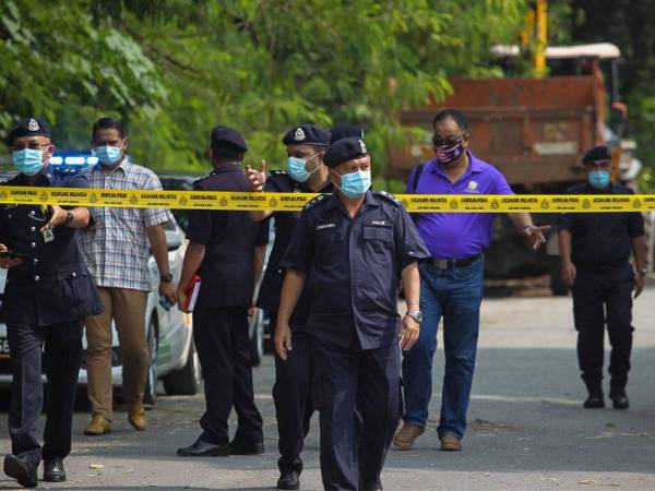 Che Zakaria (tengah) berada di lokasi meninjau lokasi penemuan bahan pencemaran di Kawasan Perindustrian Nilai, Jalan Emas yang ditutup.