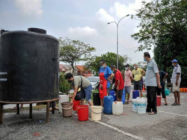 Kelihatan penduduk di Taman Wawasan, Puchong beratur untuk mendapatkan bekalan air bersih bagi kegunaan harian berikutan gangguan bekalan air yang berlaku selepas Sungai Semenyih mengalami pencemaran ketika tinjauan hari ini. - Foto Bernama