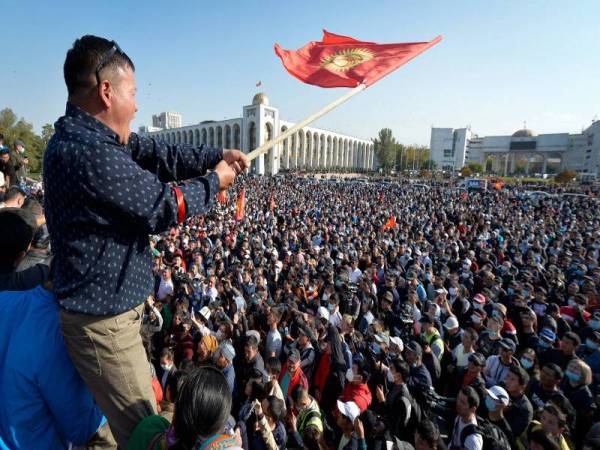 Para penunjuk perasaan berhimpun bagi membantah keputusan pilihan raya Parlimen di Bishkek semalam. - Foto AFP 