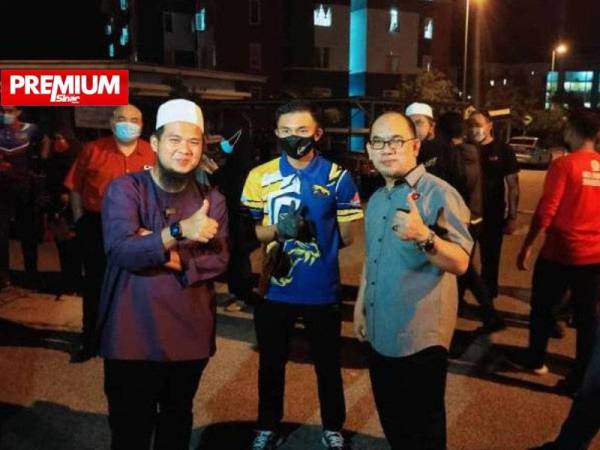 Mohammad Shatar (kanan) bersama Ebit Lew (kiri) sewaktu meninjau suasana penghantaran pelajar pulang ke Kelantan dan Terengganu di Tanjung Malim. -Foto Ihsan UPSI