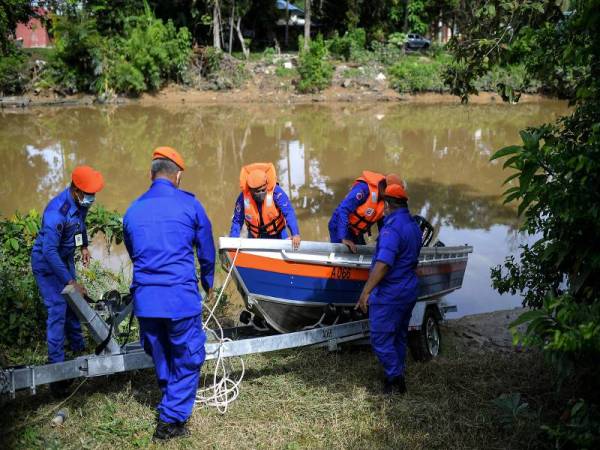 Anggota Angkatan Pertahanan Awam Malaysia (APM) Kedah menurunkan dan memeriksa sebahagian 75 buah bot pelbagai saiz bagi menghadapi kemungkinan hujan lebat hingga berisiko banjir ketika musim peralihan monsun di Pejabat APM Daerah Kota Setar di sini.- Foto Bernama