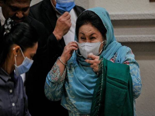 Rosmah keluar dari mahkamah selepas prosiding perbicaraan kes rasuah yang dihadapinya berhubung projek solar hibrid di sekolah luar bandar Sarawak di Mahkamah Tinggi Kuala Lumpur hari ini. Foto Bernama