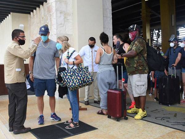 Pelancong dipindahkan dari hotel di Puerto Morelos, Quintana Roo State, Mexico, sebagai persediaan ketibaan Taufan Delta. -AFP