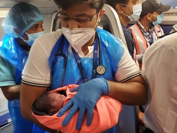 Seorang bayi dilahirkan di atas pesawat komersial IndiGo yang dalam penerbangan dari Delhi dan mendarat di sebuah lapangan terbang Bengaluru pada malam Rabu lalu. Foto BCCL