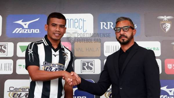 Safawi bersalaman dengan Presiden Portimonense SC, Rodiney Sampaio pada sidang media di Stadium Perbandaran Portimao, Portugal semalam.