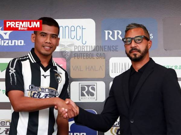 Safawi bersalaman dengan Presiden Portimonense SC, Rodiney Sampaio pada sidang media di Stadium Perbandaran Portimao, Portugal semalam.